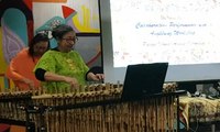Pasangan Suami Istri Asal Indonesia Kenalkan Angklung untuk Pemuda Australia