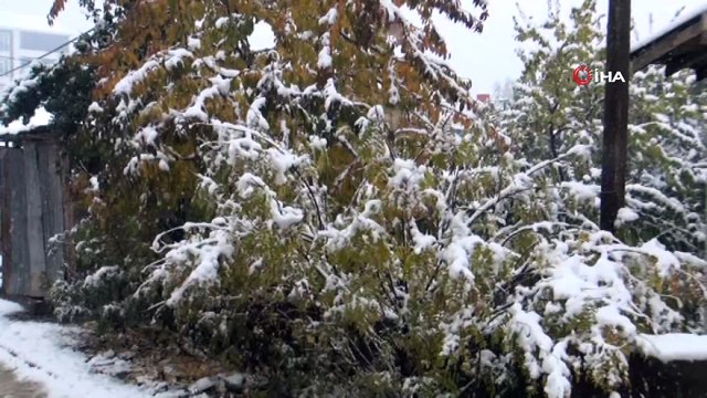 Gece saatlerinde etkisini gösteren kar yağışı nedeniyle kent merkezi beyaza büründü