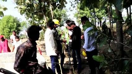Snake catcher risks life to rescue angry cobra inside 60-feet well