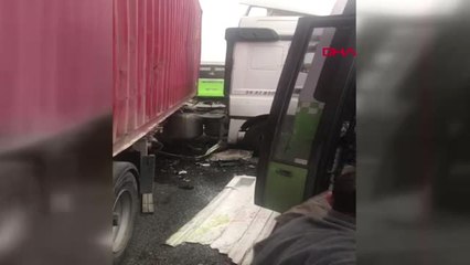 Kocaeli Tır, Özel Halk Otobüsüne Çarptı 9 Yaralı