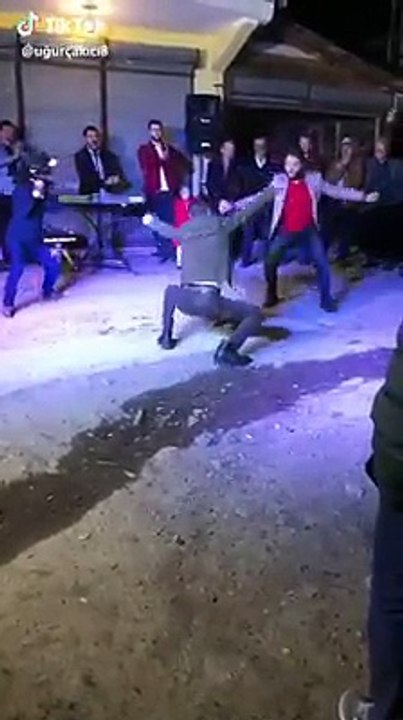 Müzikle coşan insanlar