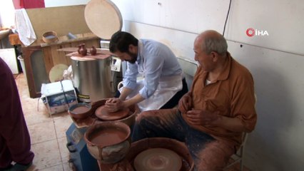 Son çömlekçi ustası mesleği gençlere öğretiyor
