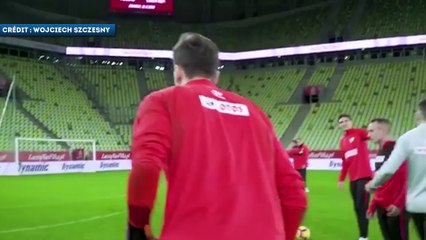 Wojciech Szczesny marque un joli coup franc à l'entraînement