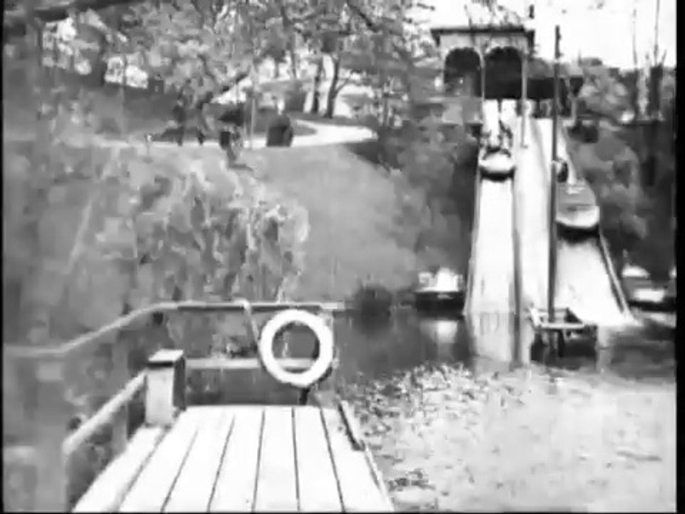 Auguste & Louis Lumière: Water toboggan (1897)