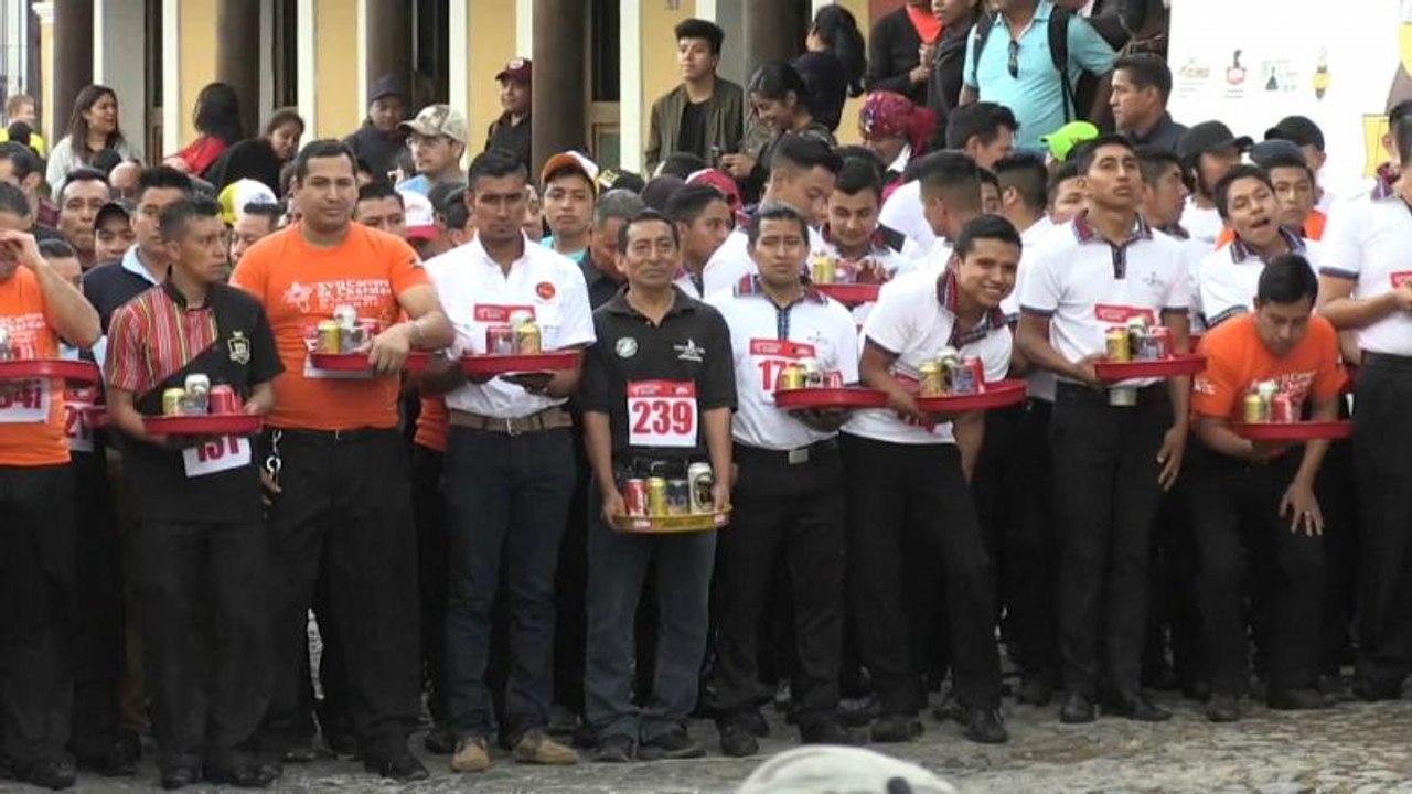 Guatemala: Kellner balancieren ihre Tabletts um die Wette