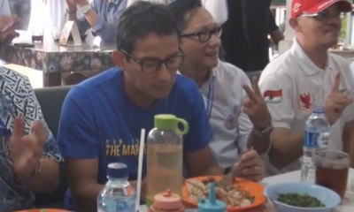 下载视频: Sandiaga Pamerkan Keahliannya Saat Sarapan Bubur