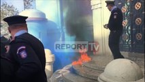 Report TV - Protestuesit e 'Unazës së Re' hedhin molotov e tymuese, tentojnë të hyjnë në bashki
