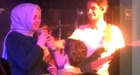 Gece Kulübünde Sahneye Çıkan Genç, Kız Arkadaşına Evlilik Teklif Etti