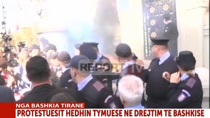 Report TV - Momenti kur protestuesit hedhin molotov te bashkia
