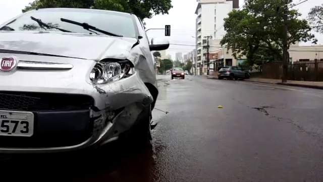 Carros colidem em cruzamento no centro