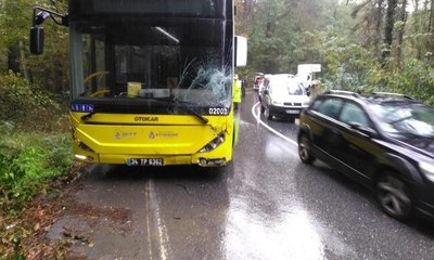 Araç ile İETT  kafa kafaya çarpıştı