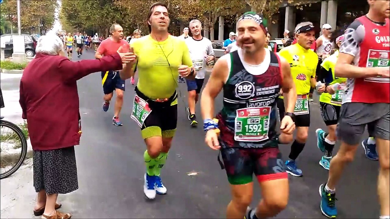 Cette mamie adorable fait des high five pendant un marathon et les internautes adorent !