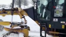 Kar nedeniyle ulaşıma kapanan 49 köy yolunun açılması için ekipler çalışmalara başladı