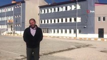 Kayserili Okul Müdürü 5 Bin TL Masrafı Çok Buldu, Okulu Tek Başına Boyadı