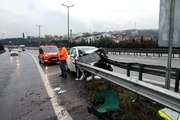 Bariyerler, Sürücünün Kontrolünü Kaybettiği Otomobile Ok Gibi Saplandı