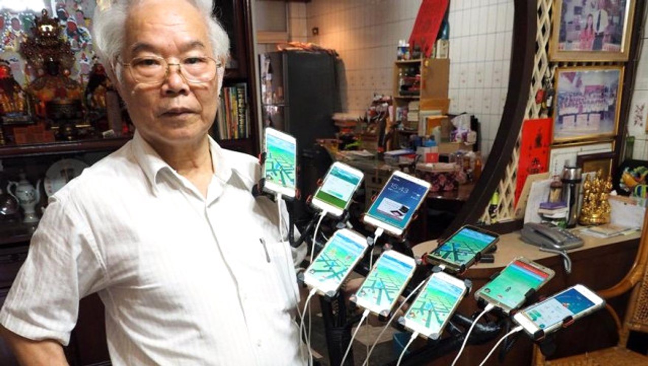 70'lik Dede Her Gece 15 Telefonla Pokemon Avına Çıkıyor