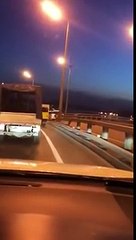 Un drôle de bus sur un pont interdit aux piétons