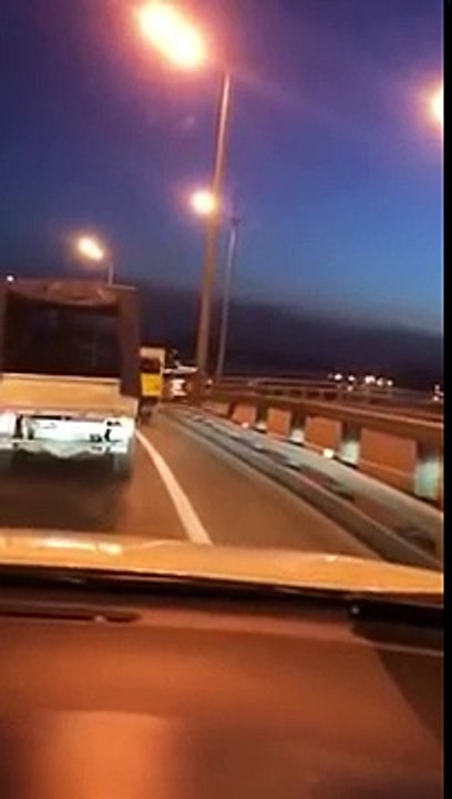 Un drôle de bus sur un pont interdit aux piétons