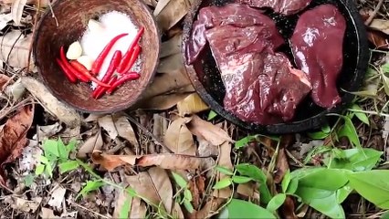 野外烹饪猪肝，蘸上秘制调料，吃得美滋滋