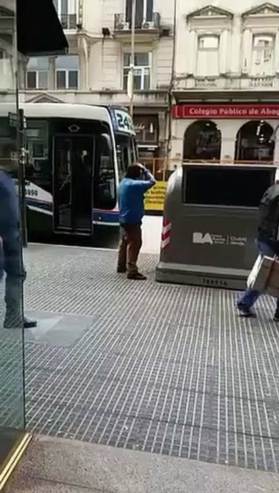 Un homme utilise son urine pour se laver la tête dans la rue