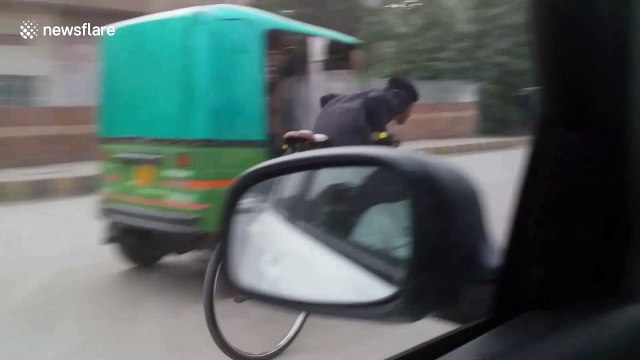 Amazing Pakistani cyclist does tricks while riding through open traffic