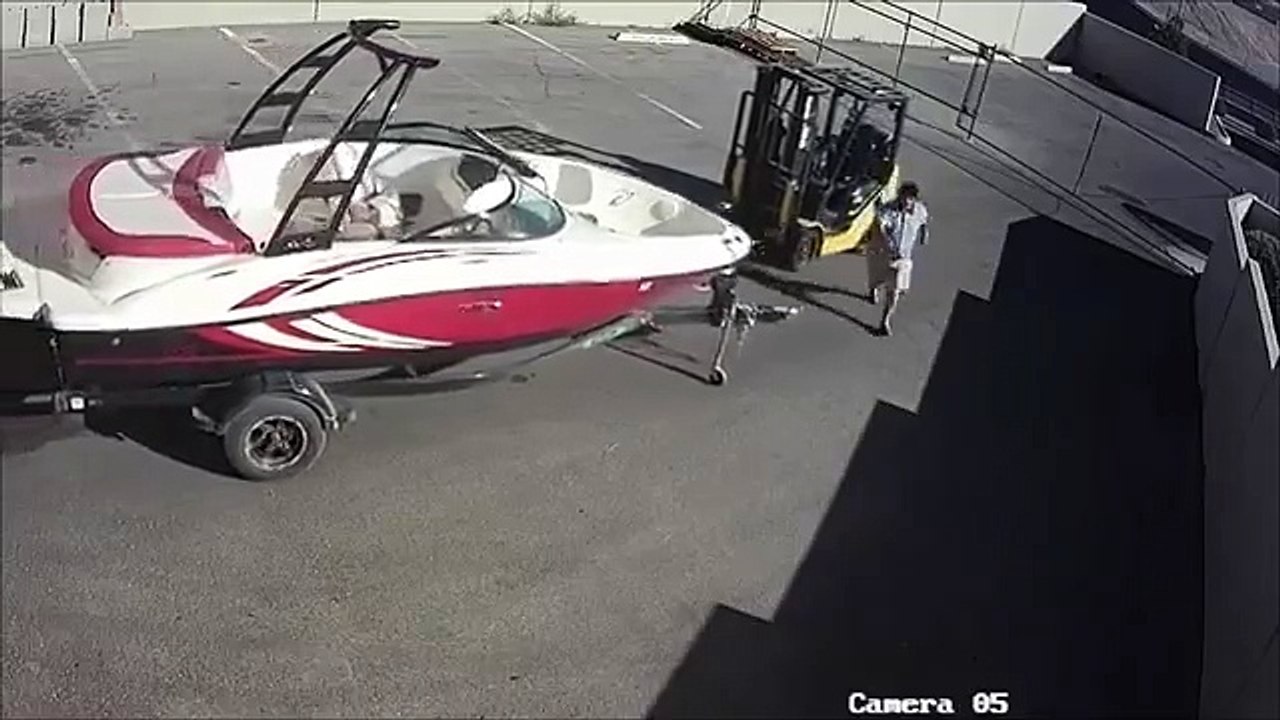 Un homme enchaine les ratés en cassant tout sur son passage