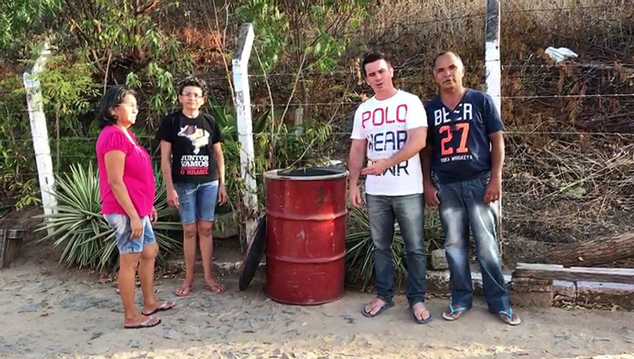 Vereador "inaugura" tambor de lixo em Itapajé