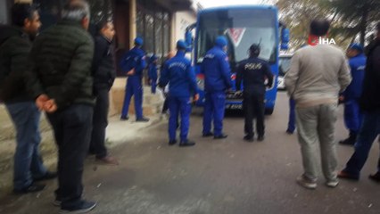 Cinayet hükümlüsü ölen annesi için evine getirildi