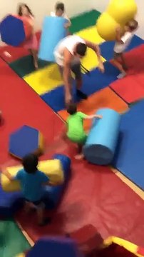 Adulte vs Enfants dans une aire de jeux