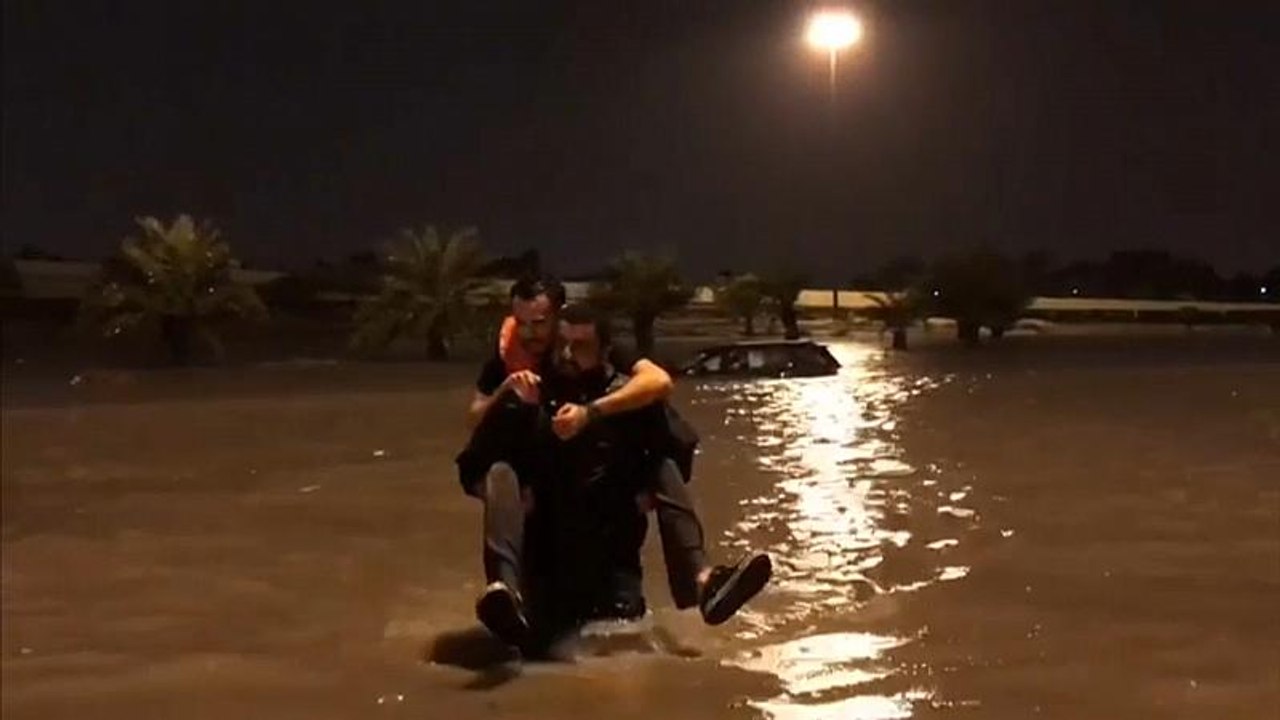 عودة الملاحة الجوية بمطار الكويت بعد فيضانات عارمة وأمطار غزيرة