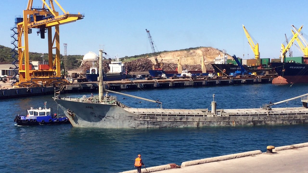 kocaman gemi ile daracık limanda manevra yapan kaptan