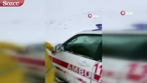 Beytüşşebap’ta ambulans kar nedeniyle mahsur kaldı