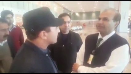 minister disrespecting airport official at isb airport