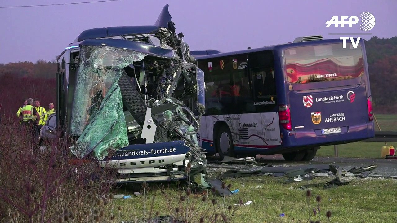 Zwölf Schwerverletzte bei Zusammenstoß zweier Busse in Franken