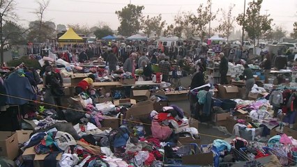 Evacuados por incêndios montam acampamento na Califórnia