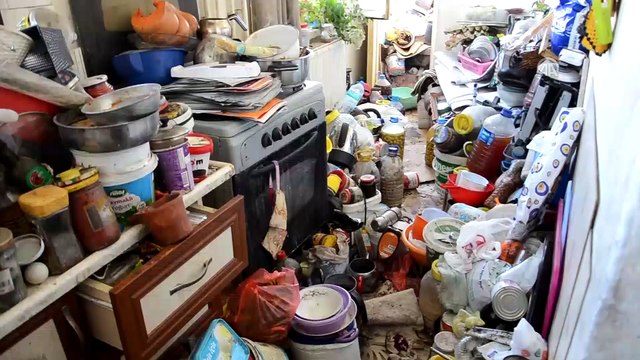 Karaman'da bir evden 8 kamyon çöp çıkarıldı