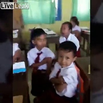 Peur du vaccin, cette fillette donne un coup dans les boules du médecin !