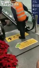 L'angoisse, il est coincé dans un escalator !
