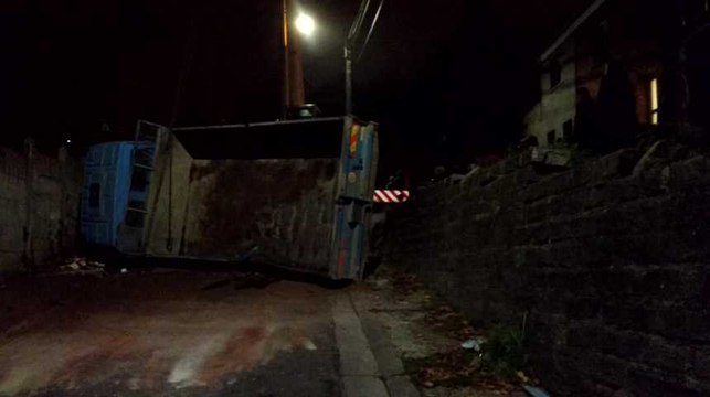 Un camion sur le flanc à Wasmes 3 Eric Ghislain