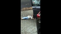 Regardez comment ce papa gère son enfant couché sur le sol
