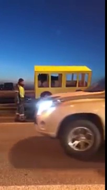 Des russes croisent un drôle de bus sur un pont interdit aux piétons