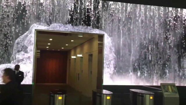 Le hall de ce building est inondé part une cascade... sur écran géant !