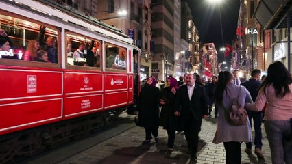 İki bakan İstiklal Caddesinde yürüyüşe çıktı