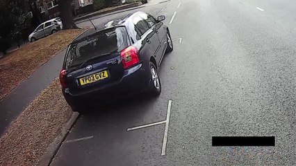 YX61 EKM 455 bus pulls out at roundabout without checking clear from the right