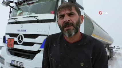Kars'ta kar ve tipiden araçlar yolda mahsur kaldı