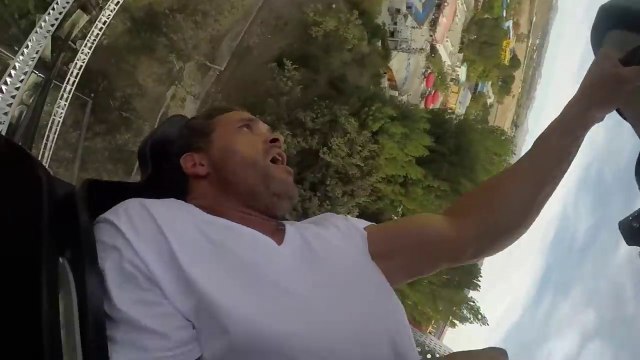 Il réserve une blague terrifiante à son voisin de roller coaster avec la vis dans ses mains