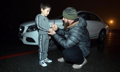 Rekortmen çocuğa araba hediye etti