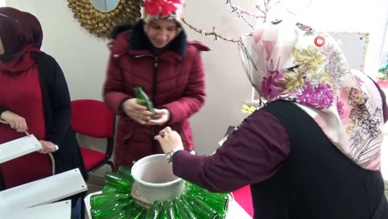 Ev kadınları atıkları süs eşyasına dönüştürdü