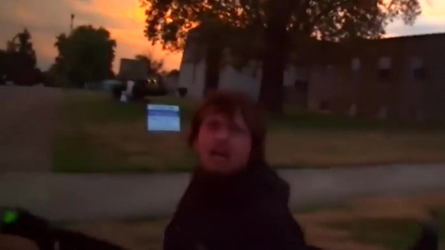 Un policier frappe à coup de taser un homme qui vient d'agresser un collègue