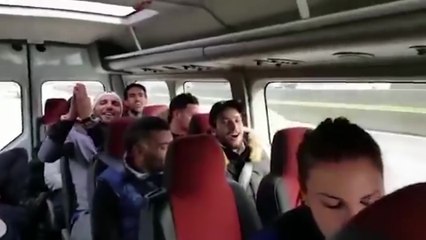 Des policiers mettent l'ambiance pour des migrants dans un fourgon